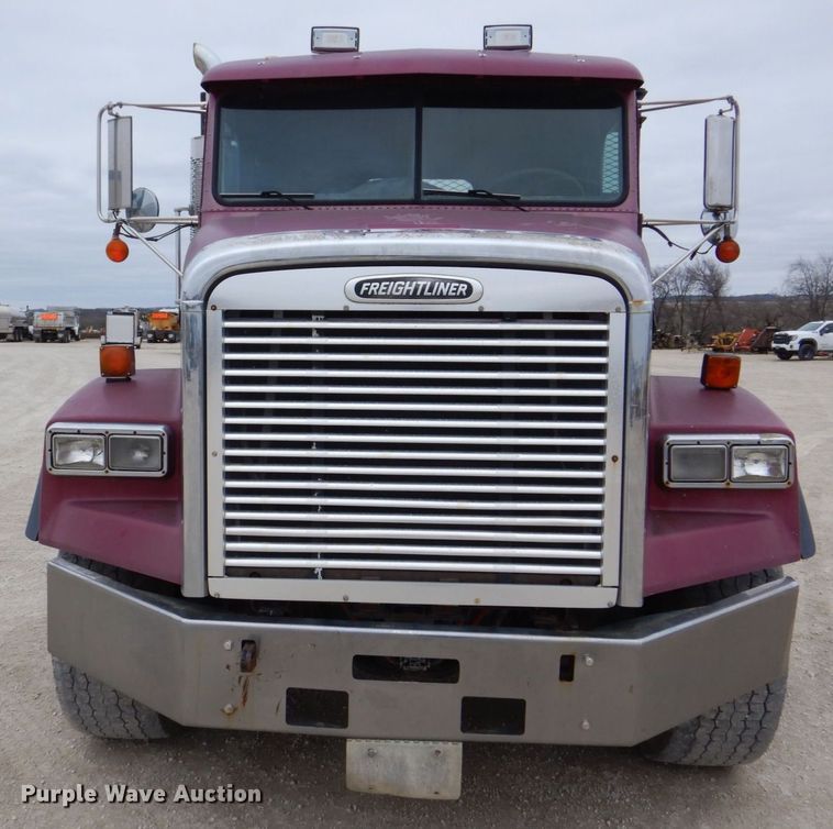 image for item DS8017 1997 Freightliner FLD120  flatbed truck