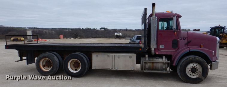 image for item DS8017 1997 Freightliner FLD120  flatbed truck