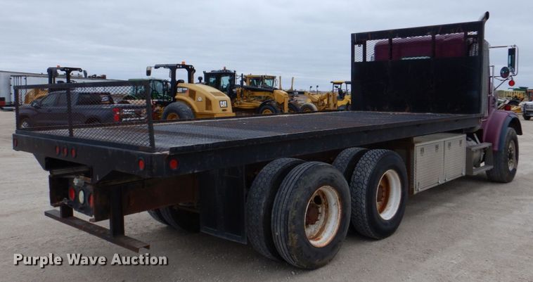image for item DS8017 1997 Freightliner FLD120  flatbed truck
