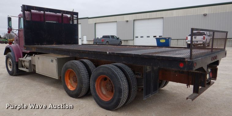 image for item DS8017 1997 Freightliner FLD120  flatbed truck