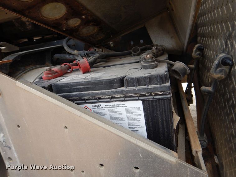 image for item DS8017 1997 Freightliner FLD120  flatbed truck