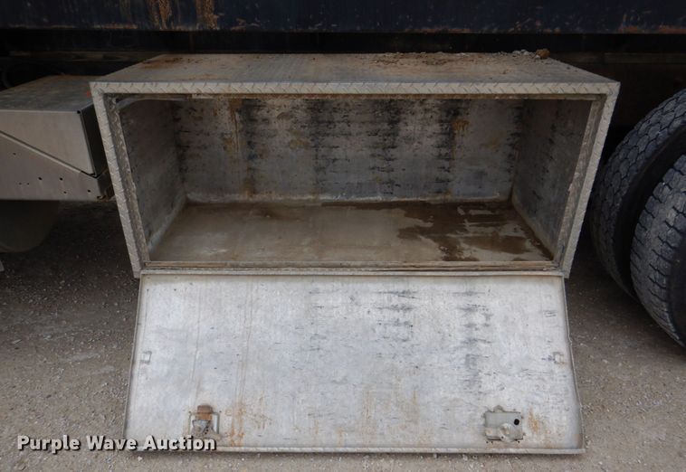 image for item DS8017 1997 Freightliner FLD120  flatbed truck