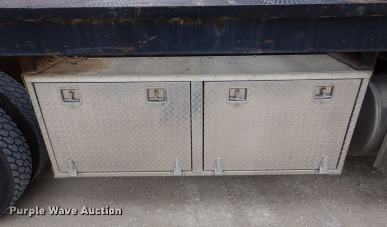 image for item DS8017 1997 Freightliner FLD120  flatbed truck