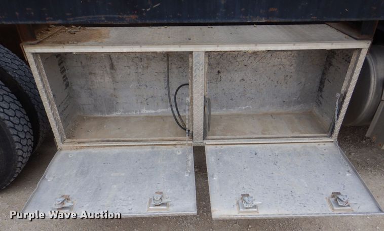 image for item DS8017 1997 Freightliner FLD120  flatbed truck