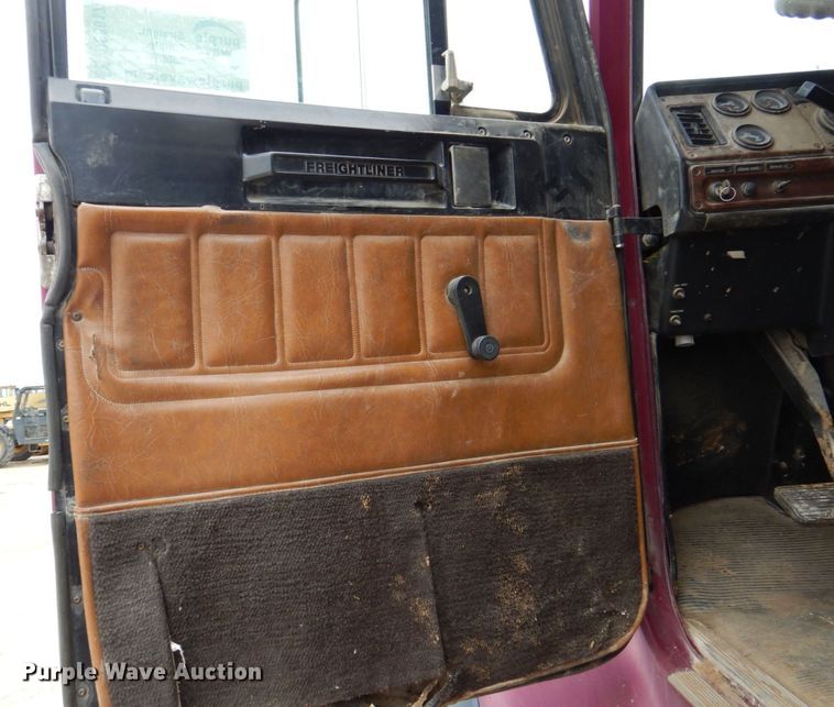 image for item DS8017 1997 Freightliner FLD120  flatbed truck