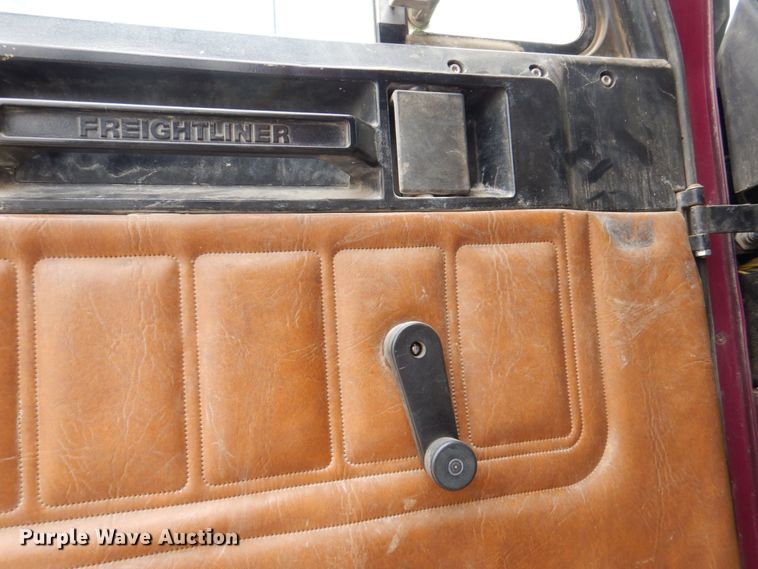 image for item DS8017 1997 Freightliner FLD120  flatbed truck