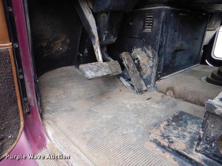 image for item DS8017 1997 Freightliner FLD120  flatbed truck