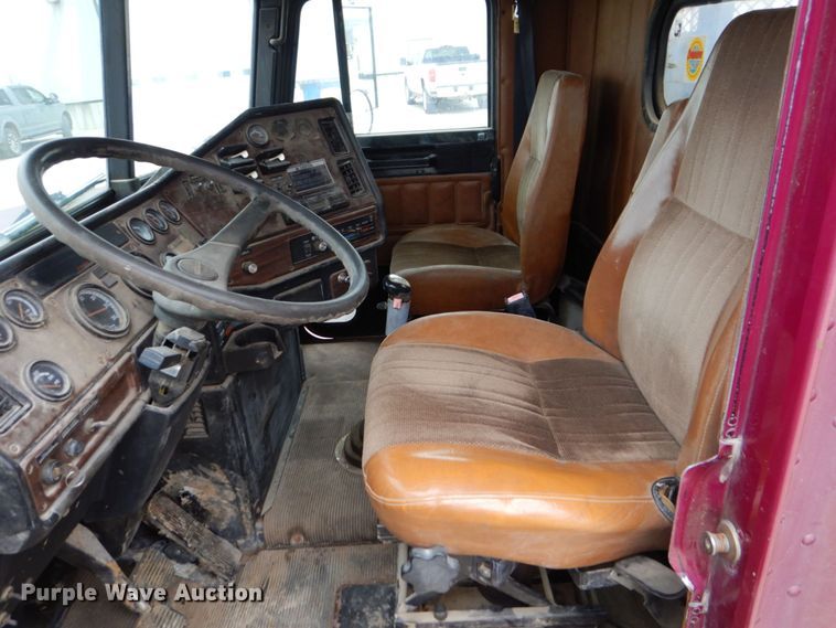 image for item DS8017 1997 Freightliner FLD120  flatbed truck