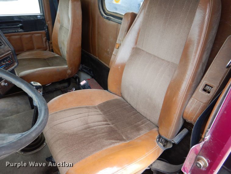 image for item DS8017 1997 Freightliner FLD120  flatbed truck