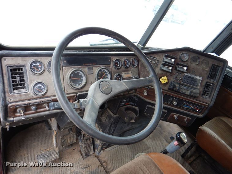 image for item DS8017 1997 Freightliner FLD120  flatbed truck