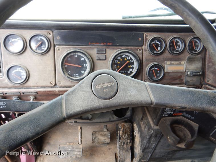 image for item DS8017 1997 Freightliner FLD120  flatbed truck