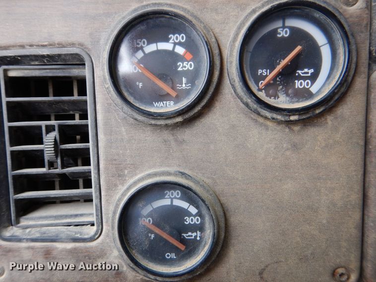 image for item DS8017 1997 Freightliner FLD120  flatbed truck