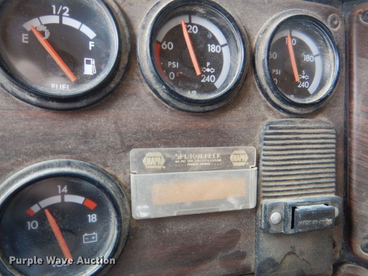 image for item DS8017 1997 Freightliner FLD120  flatbed truck