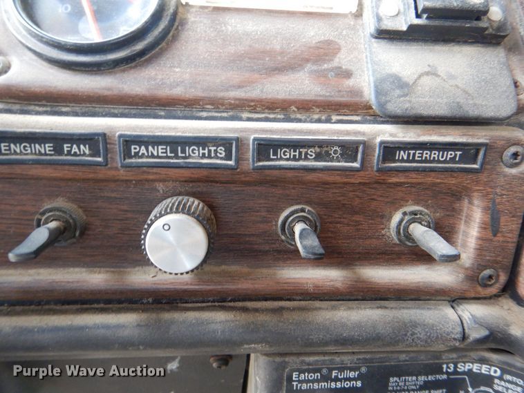 image for item DS8017 1997 Freightliner FLD120  flatbed truck