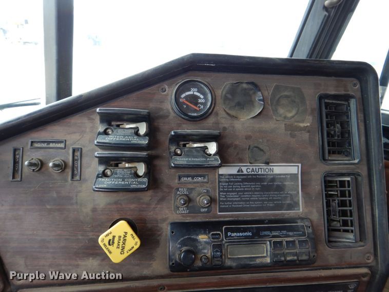 image for item DS8017 1997 Freightliner FLD120  flatbed truck