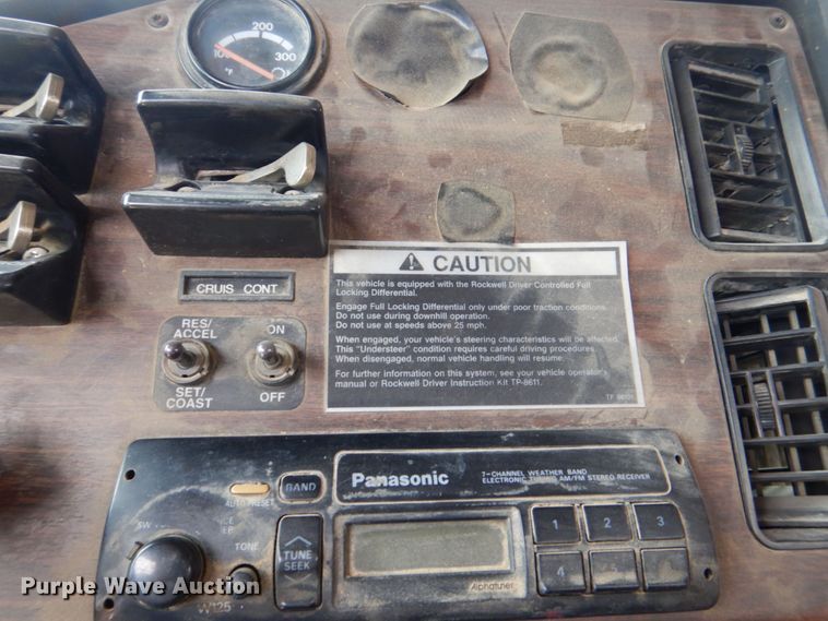 image for item DS8017 1997 Freightliner FLD120  flatbed truck