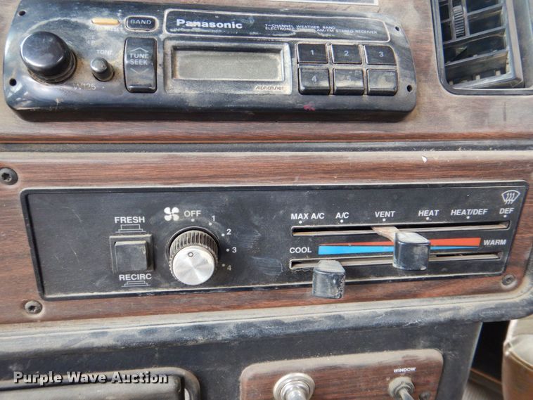 image for item DS8017 1997 Freightliner FLD120  flatbed truck