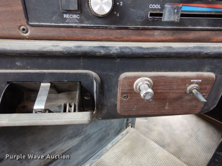 image for item DS8017 1997 Freightliner FLD120  flatbed truck