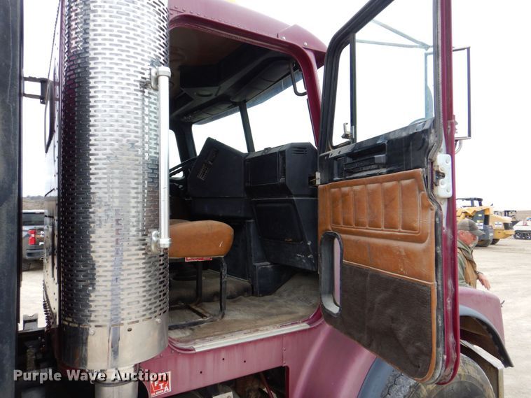 image for item DS8017 1997 Freightliner FLD120  flatbed truck