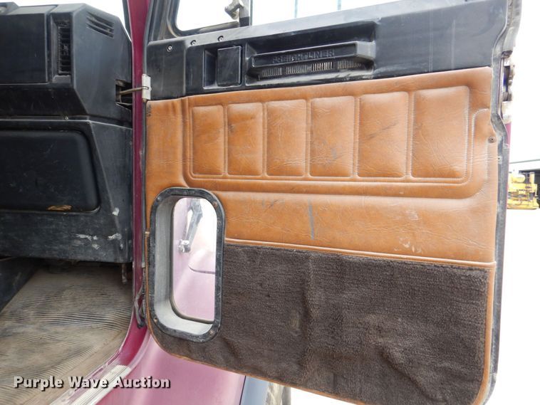 image for item DS8017 1997 Freightliner FLD120  flatbed truck