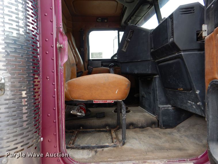 image for item DS8017 1997 Freightliner FLD120  flatbed truck