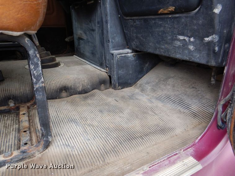 image for item DS8017 1997 Freightliner FLD120  flatbed truck