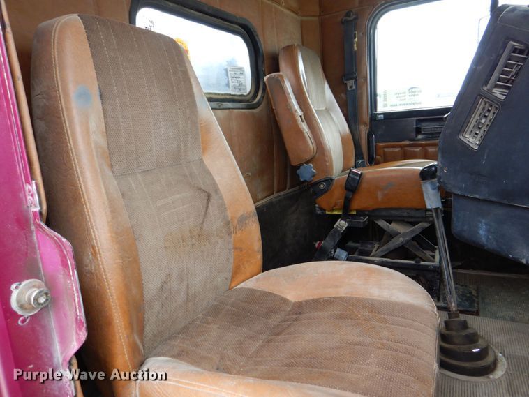 image for item DS8017 1997 Freightliner FLD120  flatbed truck