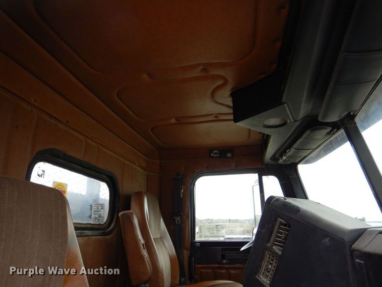 image for item DS8017 1997 Freightliner FLD120  flatbed truck