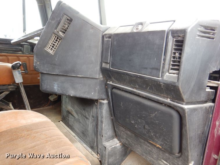 image for item DS8017 1997 Freightliner FLD120  flatbed truck