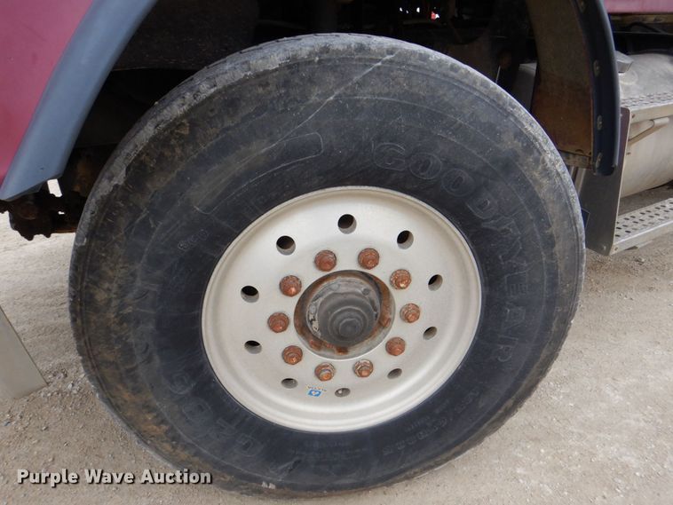 image for item DS8017 1997 Freightliner FLD120  flatbed truck