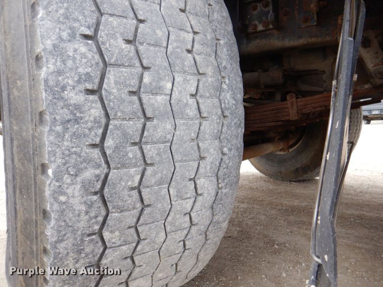 image for item DS8017 1997 Freightliner FLD120  flatbed truck