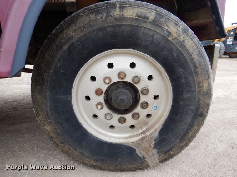 image for item DS8017 1997 Freightliner FLD120  flatbed truck