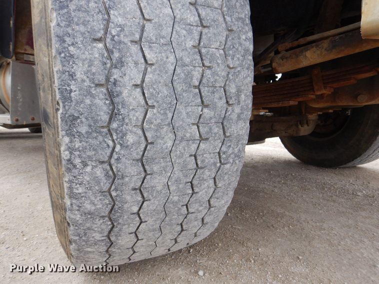 image for item DS8017 1997 Freightliner FLD120  flatbed truck