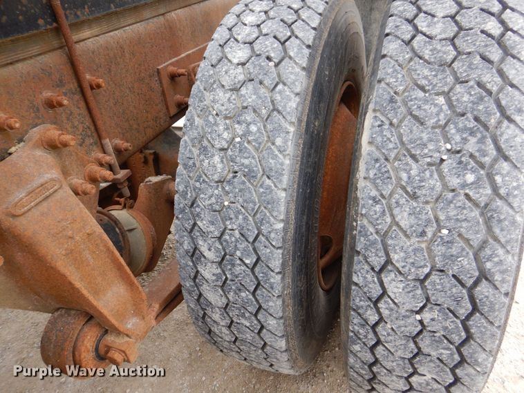 image for item DS8017 1997 Freightliner FLD120  flatbed truck