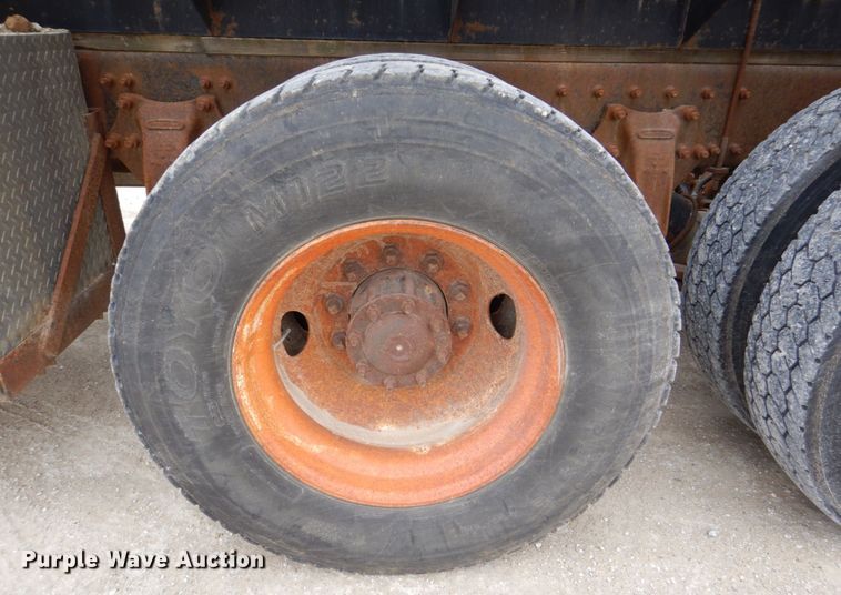 image for item DS8017 1997 Freightliner FLD120  flatbed truck