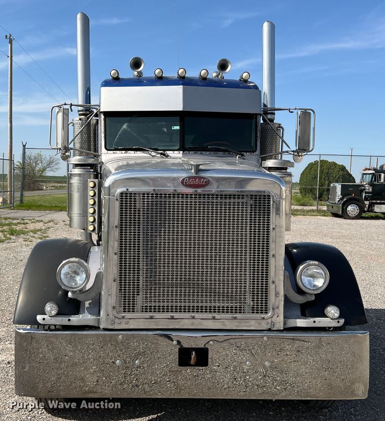 image for item IG9426 2000 Peterbilt 377  semi truck