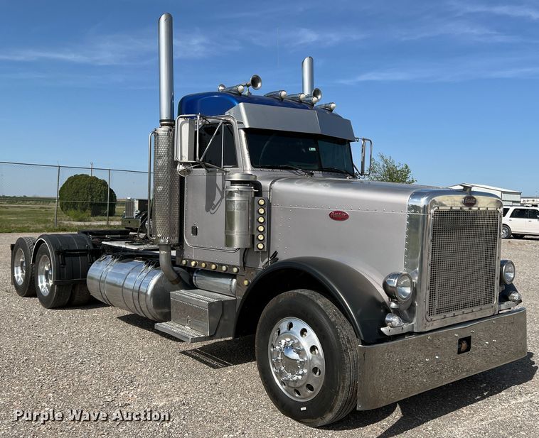 image for item IG9426 2000 Peterbilt 377  semi truck