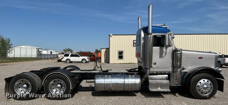 image for item IG9426 2000 Peterbilt 377  semi truck