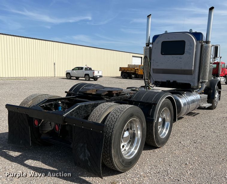 image for item IG9426 2000 Peterbilt 377  semi truck