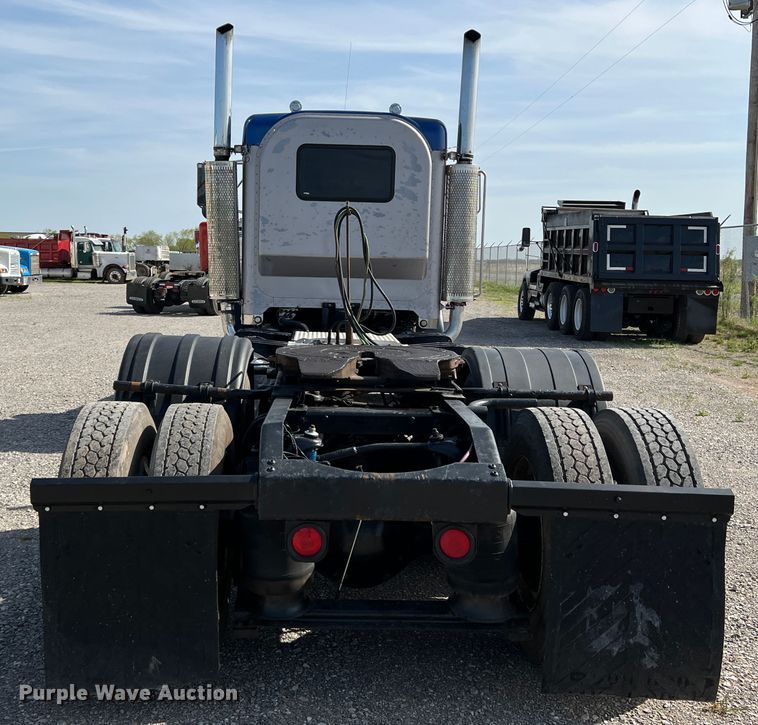 image for item IG9426 2000 Peterbilt 377  semi truck