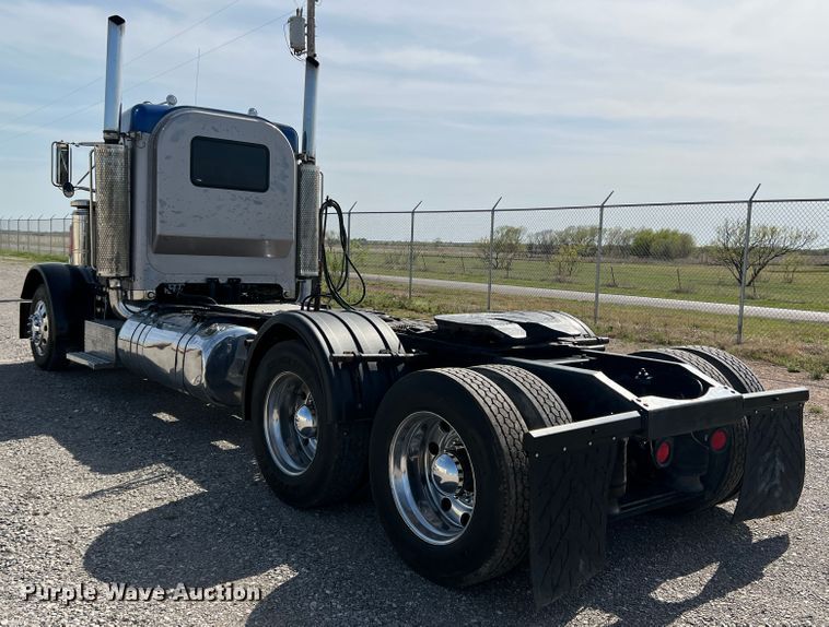image for item IG9426 2000 Peterbilt 377  semi truck