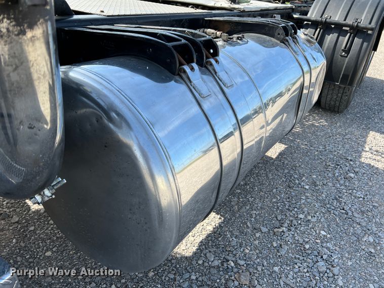 image for item IG9426 2000 Peterbilt 377  semi truck