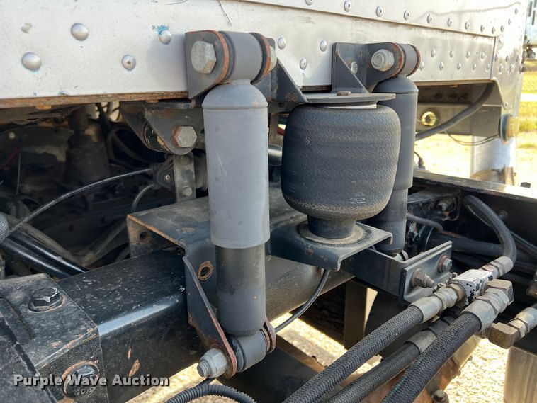 image for item IG9426 2000 Peterbilt 377  semi truck