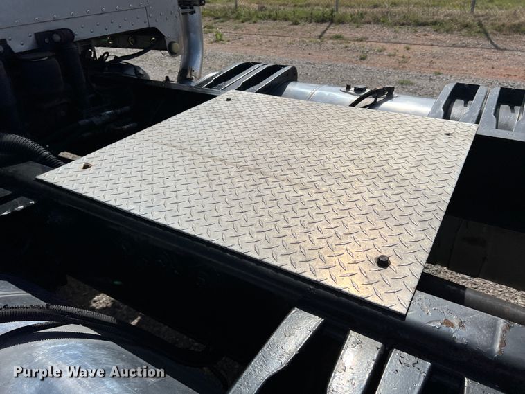 image for item IG9426 2000 Peterbilt 377  semi truck