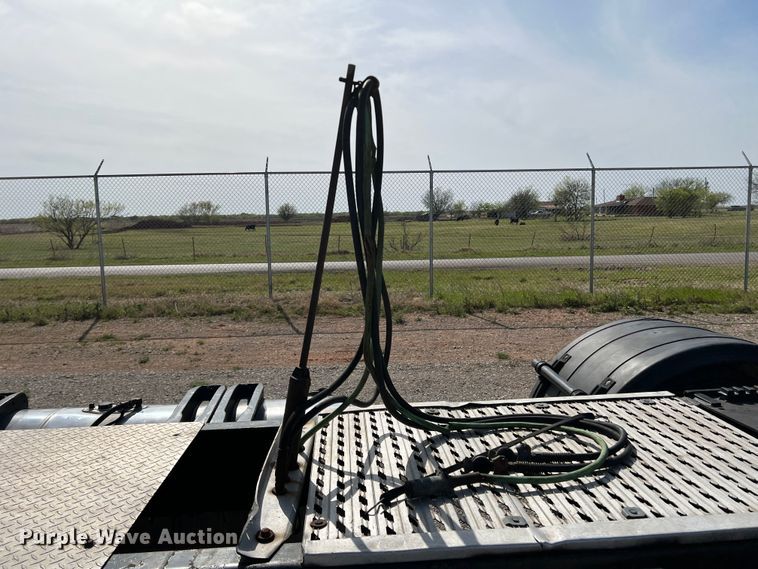 image for item IG9426 2000 Peterbilt 377  semi truck