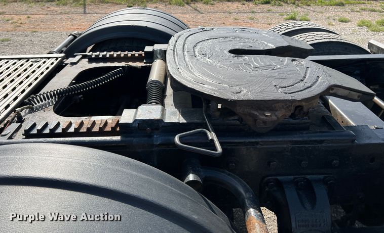 image for item IG9426 2000 Peterbilt 377  semi truck