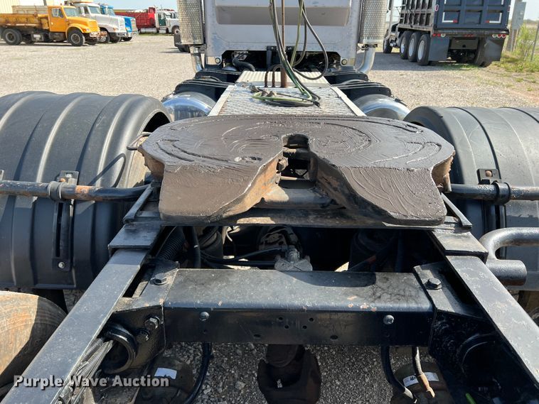 image for item IG9426 2000 Peterbilt 377  semi truck