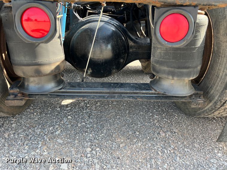 image for item IG9426 2000 Peterbilt 377  semi truck