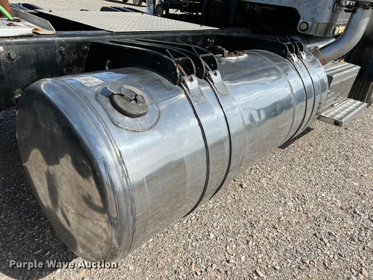 image for item IG9426 2000 Peterbilt 377  semi truck