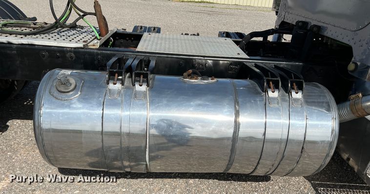 image for item IG9426 2000 Peterbilt 377  semi truck